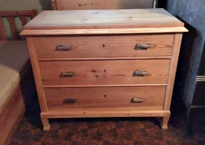 chest of drawers before transformation